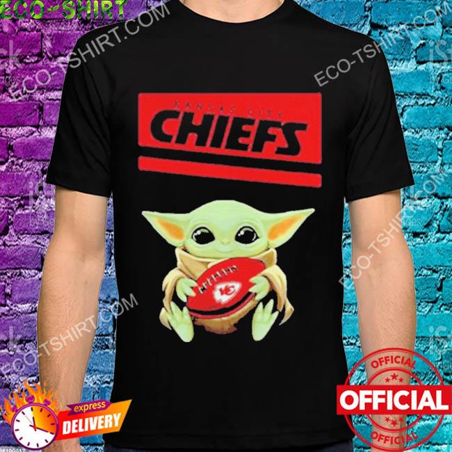 Baby Yoda hug Kansas city Chiefs 2022 shirt